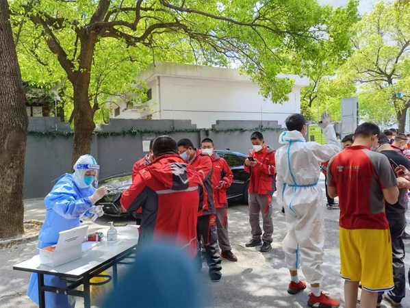 �������Ա���Ϻ�ĳ��ҾƵ��ſ��ŶӺ���