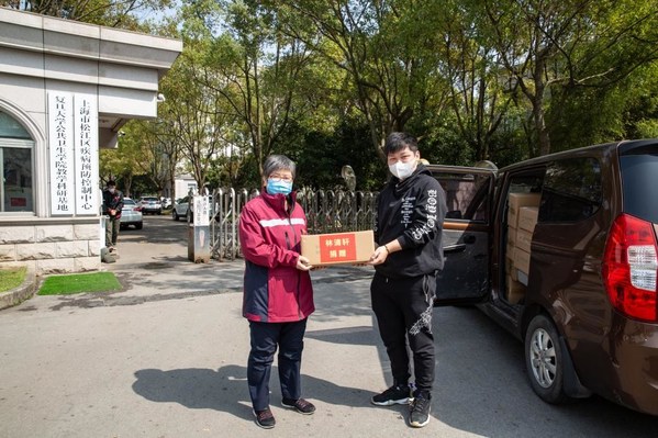 林清轩向松江区疾病预防控制中心捐赠山茶花护手霜